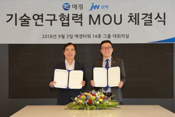 JW신약은 3일 생활뷰티기업인 애경산업과 더마 화장품 브랜드 출시를 위한 양해각서(MOU)를 체결했다. 백승호 JW신약 대표(왼쪽)와 이윤규 애경산업 대표가 기술연구협력 양해각서를 체결하고 기념사진을 촬영하고 있다. 사진=JW신약 제공