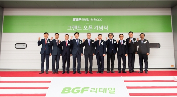 BGF그룹 홍석조 회장(왼쪽에서 다섯 번째)이 관계자들과 함께 기념촬영을 하고 있다. 사진=BGF그룹 제공