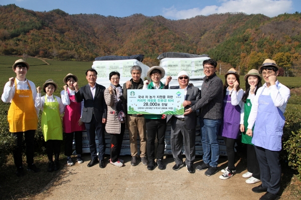 지난 14일 스타벅스가 광주지역 파트너들과 함께 보성 차 농가에 커피박을 재활용한 퇴비 2만8000포를 전달했다. 사진=스타벅스커피 코리아 제공