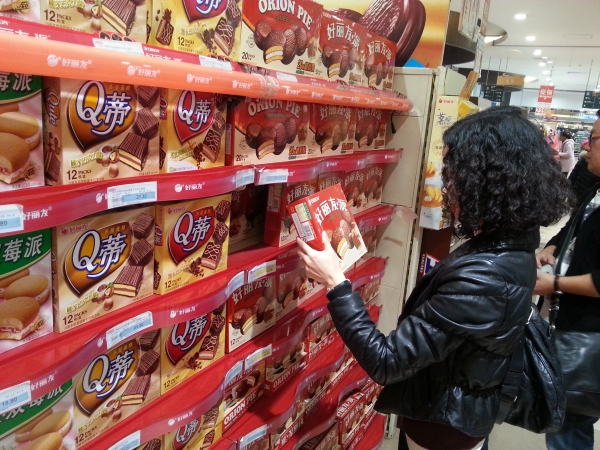 우려와 달리 미중 '무역전쟁'이 90일 유예됐다. 이에 한국 경제는 최악의 리스크를 피하게 됐다. 사진은 중국 현지에서 한국 상품을 둘러보는 중궁 소비자 모습. 사진=비즈월드미디어 DB