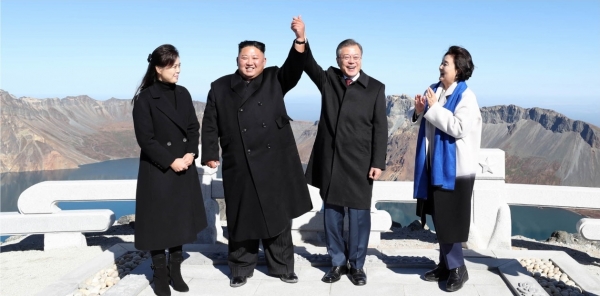 문재인 대통령과 김정은 북한 국무위원장의 새해 첫 메시지는 평화였습니다. 지난해 고무적인 성과에 이어 올해도 새로운 평화 한반도를 위한 의지로 풀이됩니다.