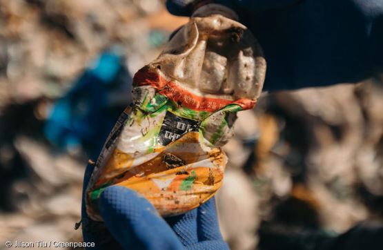 작년 12월 그린피스가 수입업자 소유의 부지에 방치되어있는 5100톤의 플라스틱 쓰레기 사진과 영상을 공개하면서 문제가 더욱더 공론화 되었다. 사진=그린피스 서울사무소 홈페이지