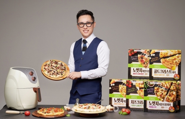 풀무원식품은 ‘노엣지·크러스트 피자’가 출시 두 달 만에 100만판 판매를 넘어섰다고 18일 밝혔다. 사진=풀무원