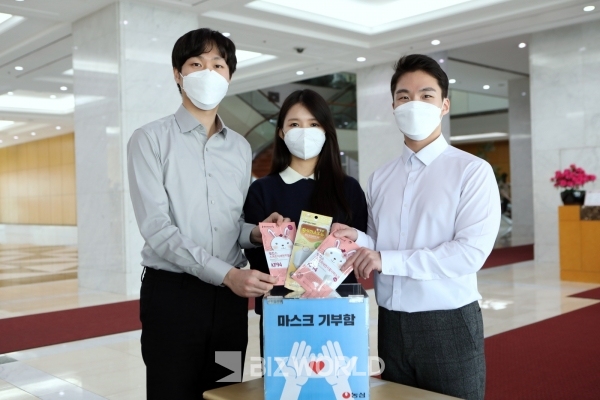 농심은 임직원과 회사가 함께 모은 소아용 마스크 2100여장을 최근 한국백혈병소아암협회에 기부했다고 밝혔다. 사진=농심 제공