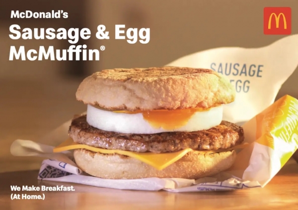 맥도날드가 코로나19로 전 세계의 많은 점포들이 문을 닫으면서 고객들이 아침 식사 대용으로 즐기던 에그 맥머핀을 집에서 직접해 먹는다는 소식을 접하고 대표 메뉴인 에그 맥머핀( Egg McMuffin)의 레시피를 전격 공개했다. 사진=비즈니스 인사이드 캡처