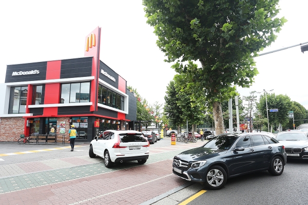 지난 1988년 한국에 진출한 맥도날드는 4년 뒤인 1992년 국내 최초로 드라이브 스루 플랫폼 '맥드라이브'를 부산의 한 매장에서 시작했다. 현재 맥도날드 전국 매장의 60%가 드라이브 스루로 운영 중이다. 사진=맥도날드 제공