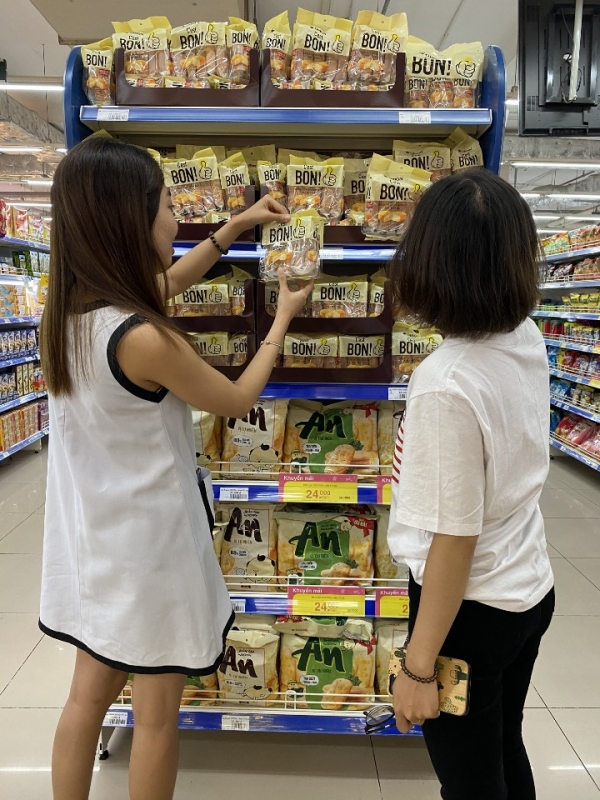 오리온이 지난해 5월 베트남에 출시한 양산빵 '쎄봉'(C'est Bon)이 아침 대용식 시장 공략에 성공하면서 낱개 기준 누적판매량 3500만개를 돌파했다고 12일 밝혔다. 이는 베트남 국민 세 명 중 한 명이 구매한 셈이다. 사진=오리온 제공