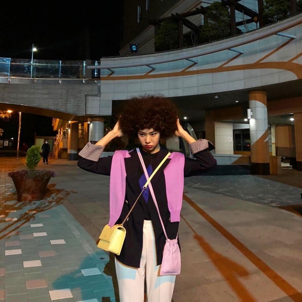 MBC 수목드라마 '꼰대인턴'에서 이태리가 가열찬의 라면 뮤즈로 밝혀졌다. 이와 함께 X자로 가방을 2개로 멘 더블백 스타일링이 화제다. 사진=