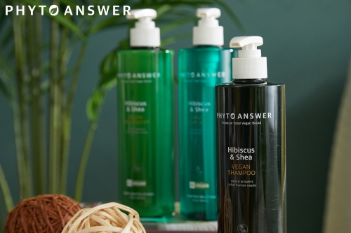 ‘스노우볼컴퍼니’가 비건 케어 브랜드 ‘피토앤서’ 론칭과 함께 샴푸·트리트먼트·바디워시 등 신제품 3종을 선보이고 기념 할인 이벤트를 진행한다고 16일 밝혔다. 사진=스노우볼컴퍼니 제공