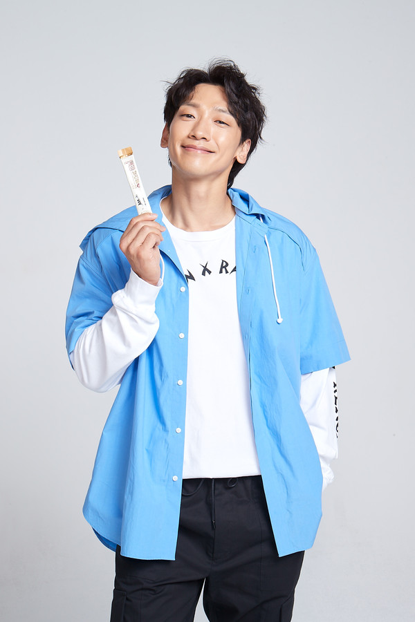 제2의 전성기를 누리고 있는 가수 겸 배우 정지훈이 내츄럴헬스케어의 브랜드 '초월홍삼' 전속모델로 발탁됐다고 25일 밝혔다. 사진=내츄럴헬스케어 제공