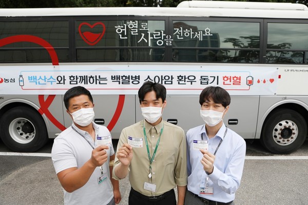 농심은 지난 15일 서울 동작구 신대방동 본사 및 지방 공장에서 헌혈 캠페인을 진행하고, 이날 모은 헌혈증 430여장을 한국백혈병소아암협회에 기부했다. 사진=농심 제공