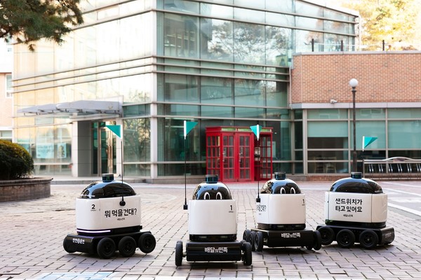 우아한형제들은 지난해 11월 18일부터 25일 동안 건국대 캠퍼스에서 실외 자율주행 배달로봇을 테스트한 결과 동일한 형태의 이 로봇들은 2219건의 주문을 성공적으로 처리했다. 사진=우아한형제들 제공
