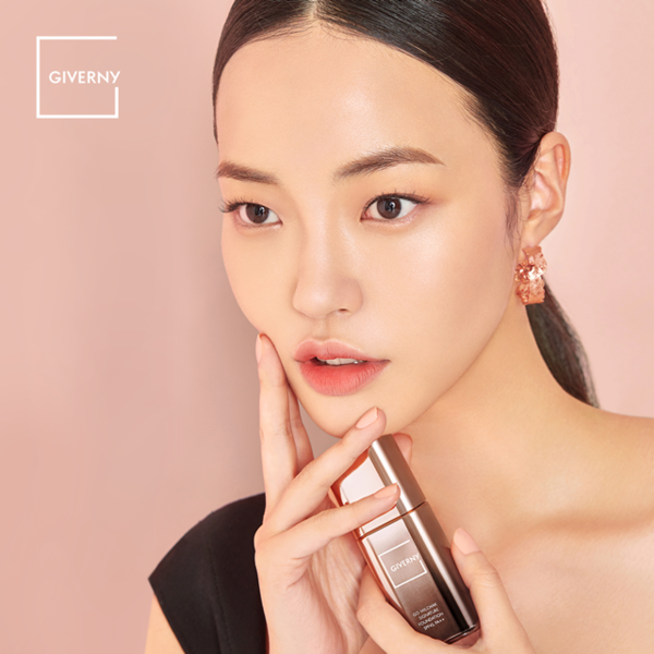 밀착으로 빛나는 피부 완성, 베이스 프로페셔널 ‘지베르니(GIVERNY)’의 프레스티지 파운데이션 ‘고밀착 시그니처 파운데이션’이 오는 8월 올리브영 온라인몰에 입점한다고 31일 밝혔다. 사진=지베르니 제공