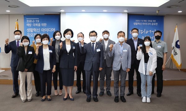 박원주 특허청장(앞줄 왼쪽에서 네 번째)이 지난 6월 18일 한국지식재산센터에서 ‘생활혁신 아이디어 공모전’ 수상자들과 기념촬영을 하고 있다. 참고사진=특허청 제공
