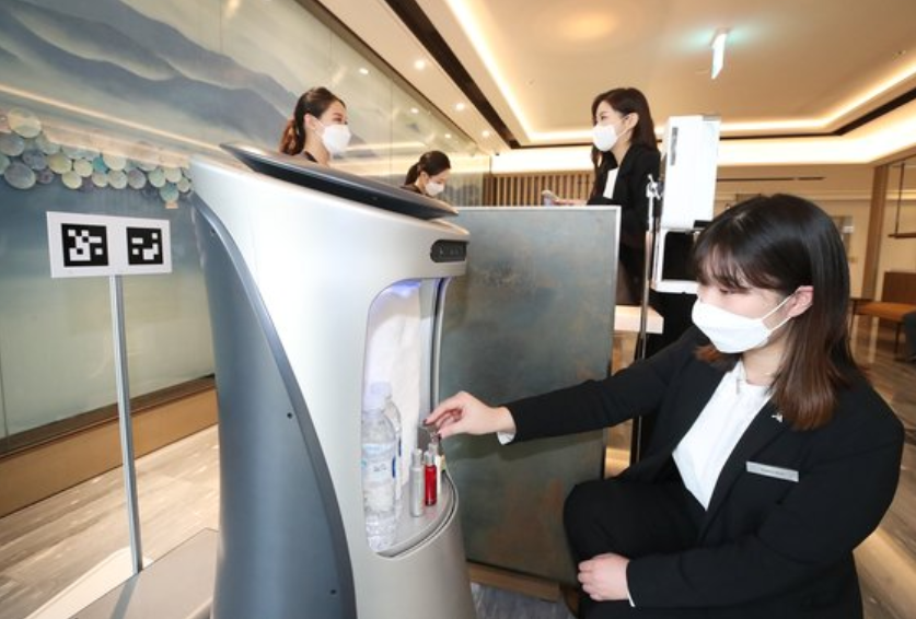 대구 메리어트 호텔&레지던스에서 직원들이 KT AI 호텔로봇을 사용하고 있다. 사진=KT 제공
