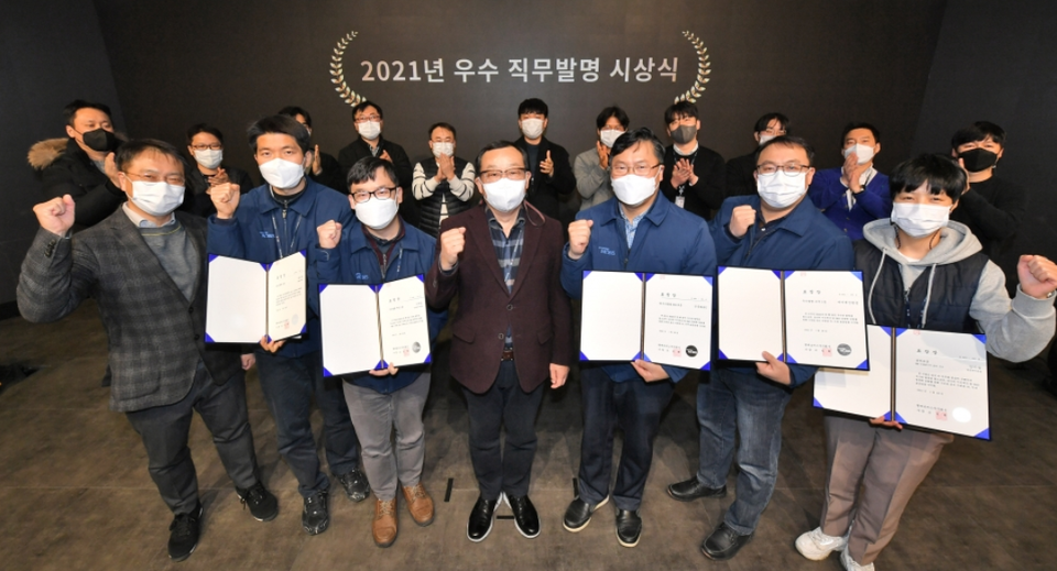 조성환 현대모비스 사장(왼쪽)이 2일 현대모비스 용인 기술연구소 내 디지털스튜디오에서 열린 우수 직무발명 시상식에 참석해 우상자들과 기념촬영을 하고 있다. 사진=현대모비스 제공