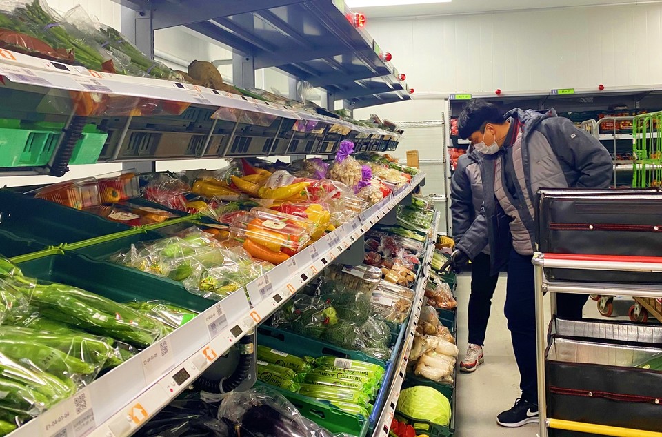 롯데마트 외왕 새벽배송 센터 내 냉장시설을 갖춘 신선식품 보관소에서 주문 상품을 고르고 있다. 사진=롯데마트 제공