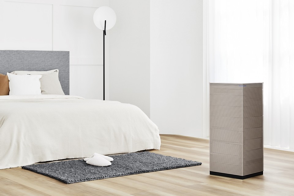 코웨이가 최근 일반적인 공기청정기 형태에서 벗어나 조형적 디자인을 적용한 ‘노블 공기청정기’를 선보이며 프리미엄 공기청정기 시장 리더십 강화에 나섰다. 사진=코웨이