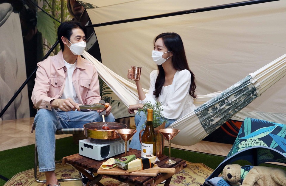 신세계백화점은 오는 5월 31일까지 서울 명동 본점에 베란다 등을 활용해 개인 캠핑장을 만드는 ‘홈 캠핑’ 트렌드에 맞춰 ‘테라스 홈 캠핑’를 벌인다. 사진=신세계백화점
