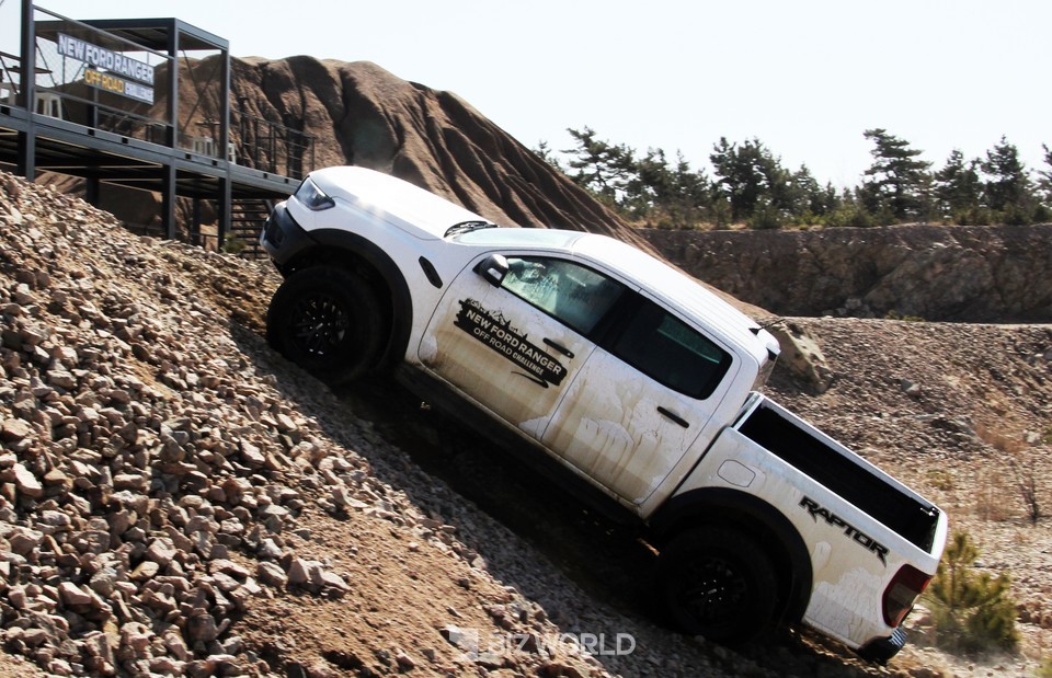 뉴 포드 레인저 랩터가 급경사의 언덕을 오르고 있다. 사진=손진석 기자
