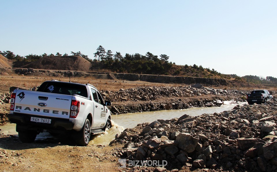 와일드트랙이 수로를 주행하고 있다. 사진=손진석 기자