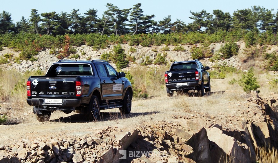 오프로드 주행 중인 포드 레인저. 사진=손진석 기자