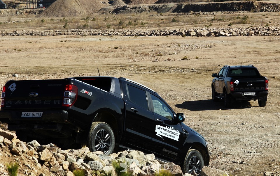 급경사의 언덕을 내려가는 레인저. 사진=손진석 기자