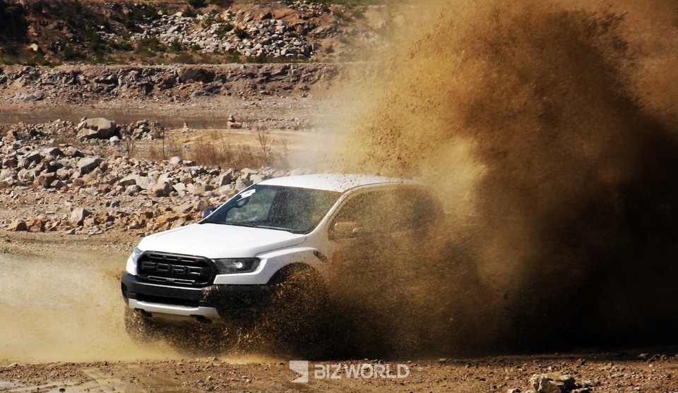 랩터가 고속으로 물웅덩이르 주행하고 있다. 사진=손진석 기자