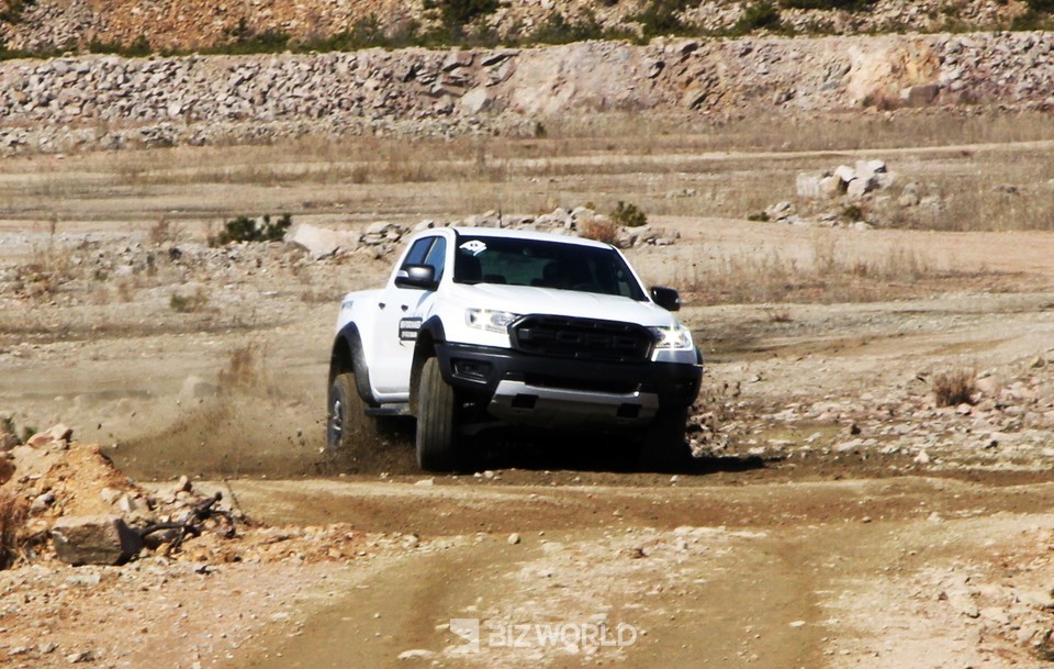 랩터가 오프로드에서 고속주행을 하고 있다. 사진=손진석 기자