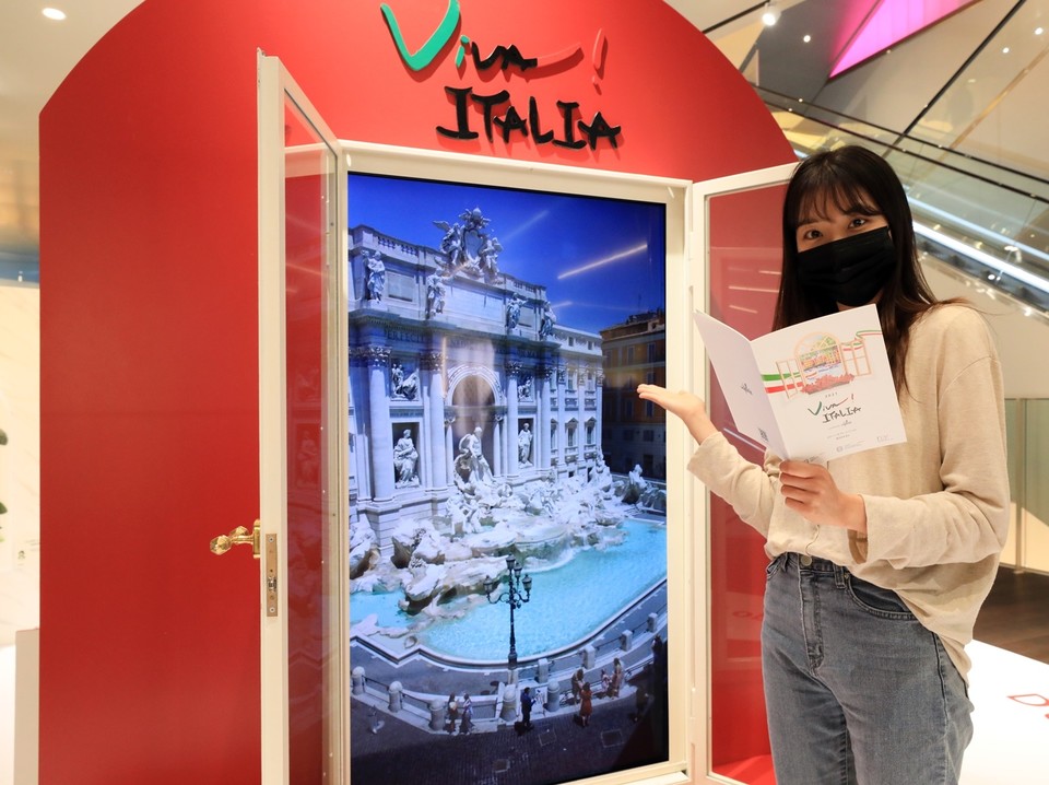 갤러리아백화점은 ‘비바! 이탈리아 2021’ 행사를 맞아 광교에서 ‘자연’을 주제로 한 ‘아티스틱 네이쳐’ 예술 작품 전시를 오는 6월 13일까지 진행한다. 사진=갤러리아백화점