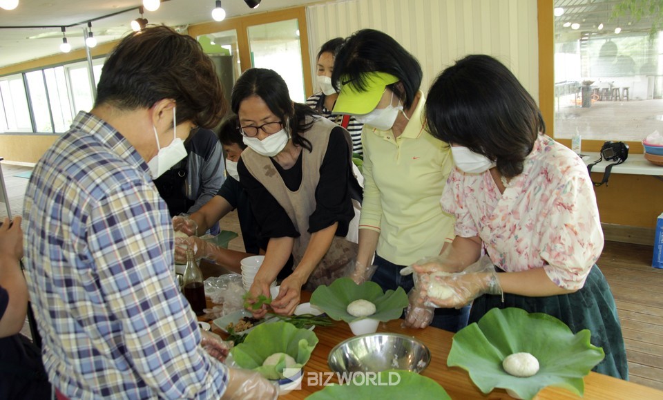 연잎밥 만들기 체험을 하고 있다. 사진=손진석 기자