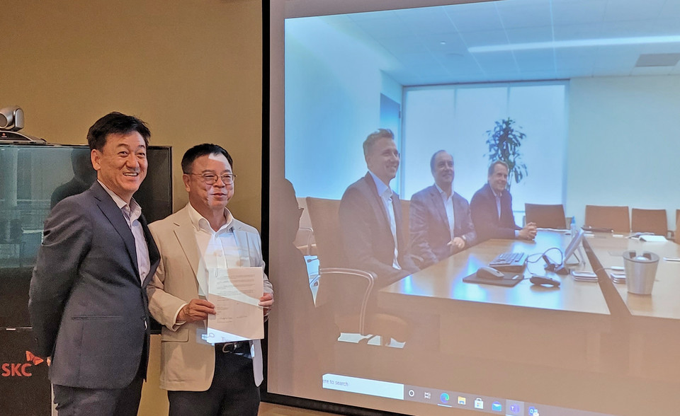 SKC는 이완재 사장(왼쪽 두 번째)과 브래드 리치 이스트만 부회장(왼쪽 네번째)이 참석한 가운데 화상으로 체결식을 진행했다. 사진=SKC