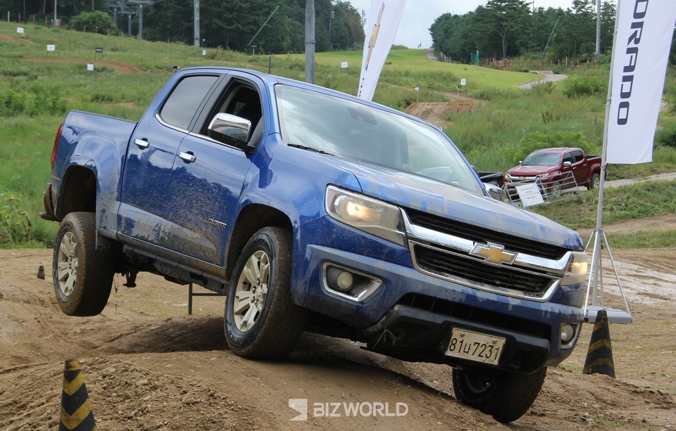 콜로라도가 범피 구간에서 디퍼렌셜과 4WD 기능을 활용해 주행하는 모습. 사진=손진석 기자