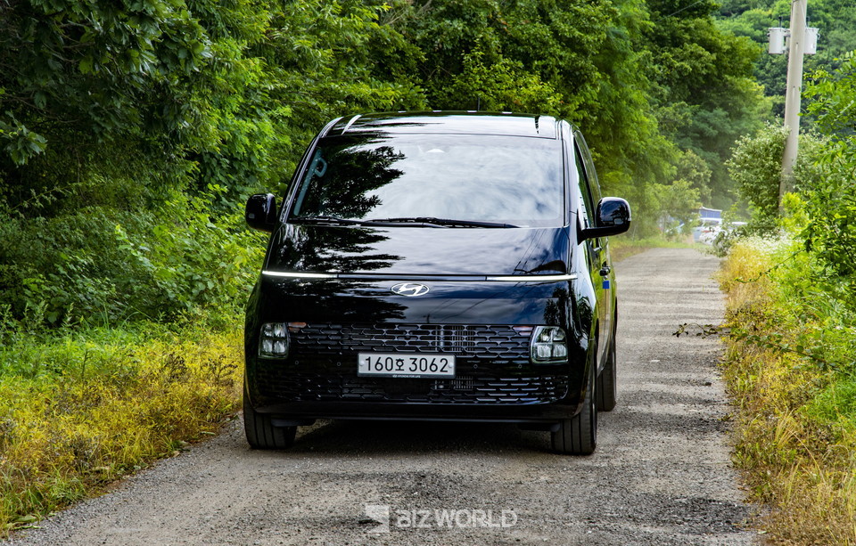 비포장 도로를 주행 중인 스타리아 투어러 9인승 모델. 사진=손진석 기자