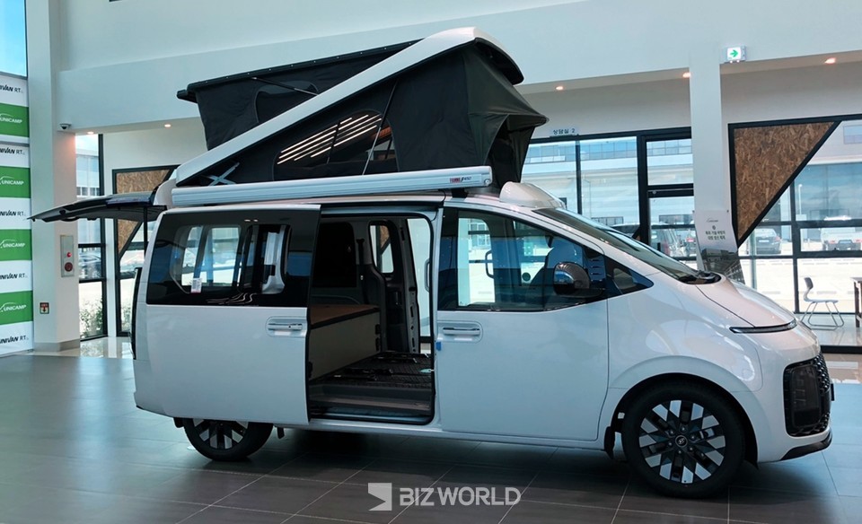 스타리아 기반으로 유니캠프가 제작한 캠핑카 모습. 사진=손진석 기자