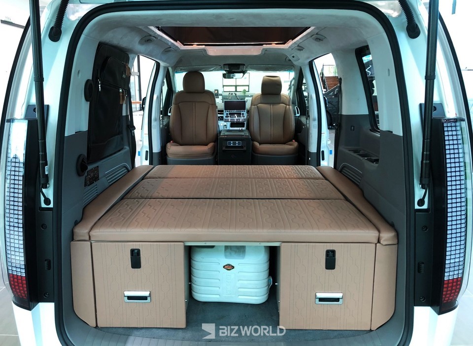 유니캠프가 스타리아를 기반으로 제작한 캠핑카 실내. 사진=손진석 기자