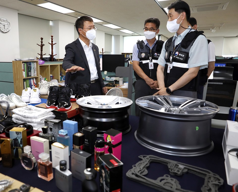 김용래 특허청장(왼쪽 첫 번째)이 지난 26일 오후 정부대전청사 기술디자인 특별사법경찰과에서 압수된 위조상품을 둘러보고 있다. 사진=특허청