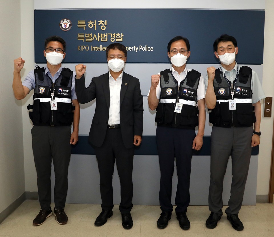김용래 특허청장(왼쪽 두 번째)이 지난 26일 오후 정부대전청사에서 특허청 기술경찰 수사 인력들과 기념촬영을 하고 있다. 사진=특허청