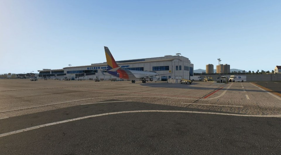 우리나라에는 민항기와 군용기가 활주로를 공용하는 공항이 있다. 대구공항의 경우 민항기의 이·착륙 과정에서 탑승객에게 공항에 배치된 군용기, 군용기가 보관되는 이글루, 군용기의 무장 정도, 군용기의 배치상태 등 군사 비밀이 노출될 위험이 있다. 대구공항 활주로 모습. 사진=네이버 블로그 캡처