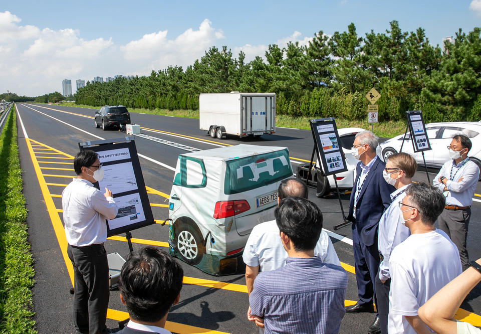 지엠테크니컬센터코리아 청라 주행시험장 능동 안전 시험로 완공식에 참석한 임직원들이 시험로와 시험 장비에 대해 설명을 듣고 있다. 사진=한국지엠