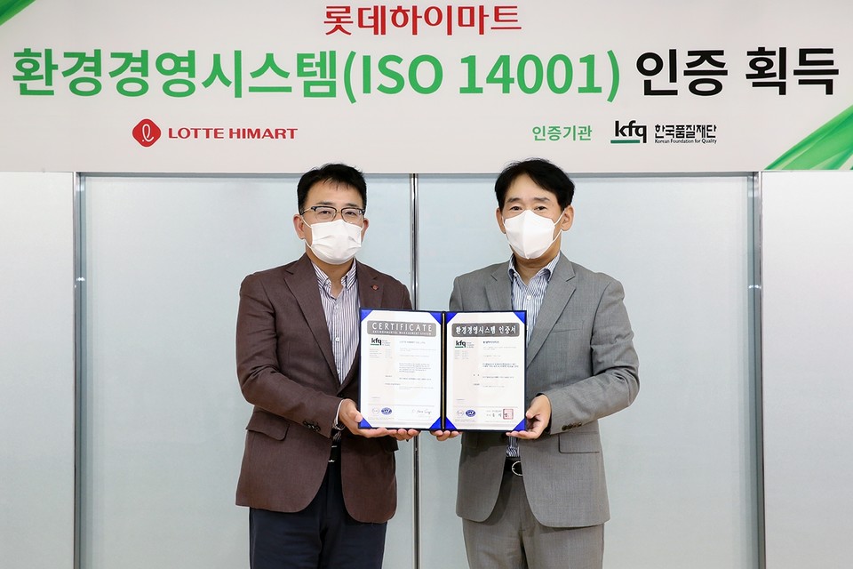 롯데하이마트 황영근 대표(사진 왼쪽)와 한국품질재단(KFQ) 송지영 대표가 서울 강남구 롯데하이마트 사옥에서 ‘ISO 14001’ 인증수여식을 갖고 기념사진을 촬영하고 있다. 사진=롯데하이마트