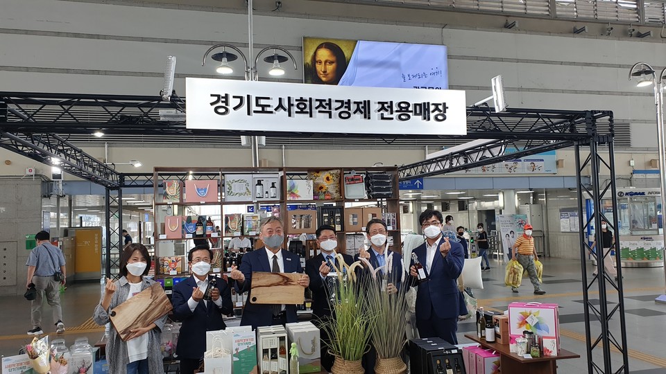 코레일유통이 한국농수산식품유통공사와 업무협약을 체결했다. (사진 왼쪽) 코레일유통 조형익 대표이사. 사진=코레일유통