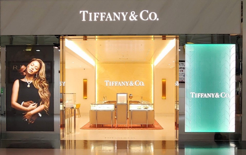 롯데면세점(대표 이갑)은 일본 간사이국제공항에 럭셔리 주얼리 브랜드 ‘티파니(Tiffany & Co.)’ 매장을 오픈했다고 15일 밝혔다. 사진=롯데면세점