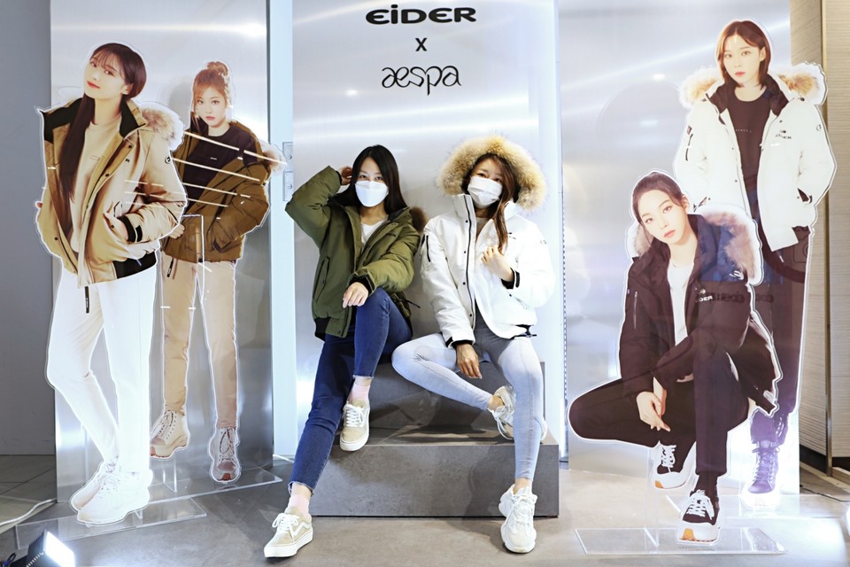 지난 17일, 서울 중구 소공동에 위치한 본점 지하 1층에서 모델들이 '아이더X에스파 팝업스토어'를 홍보하고 있다. 사진=롯데백화점