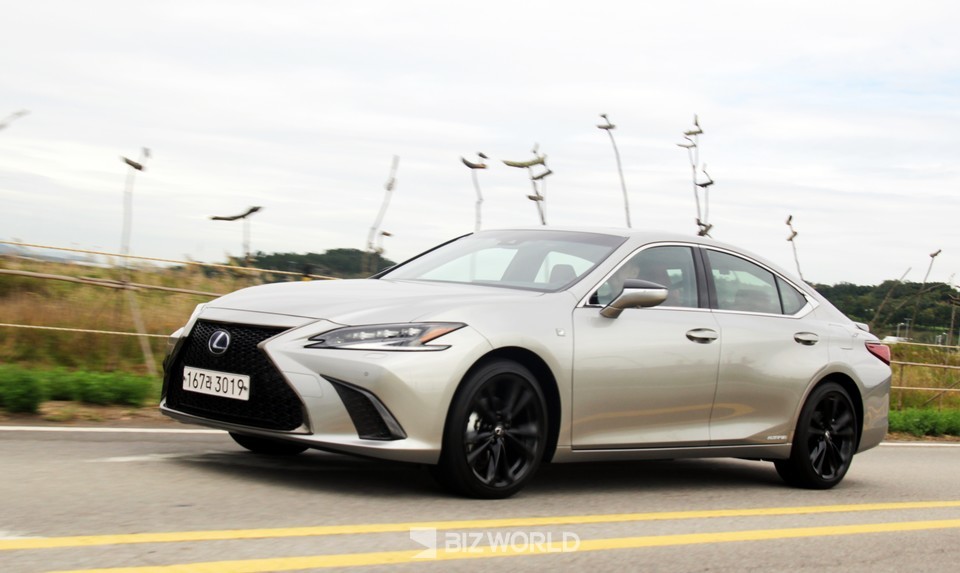 New ES 300h F SPORT 주행모습. 사진=손진석 기자