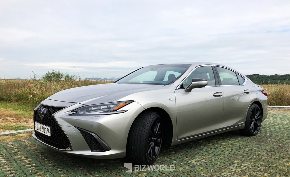New ES 300h F SPORT 전측면