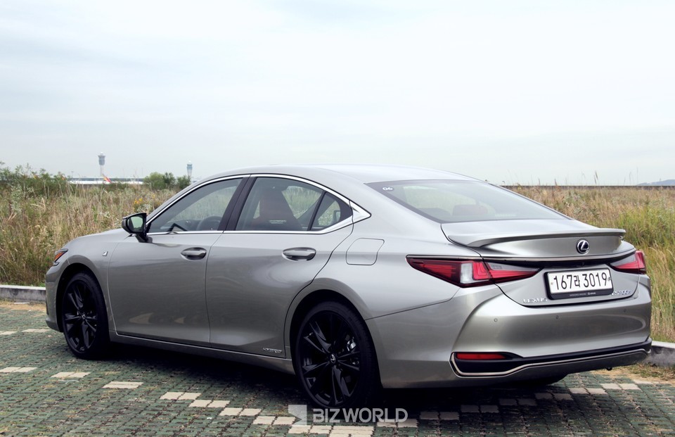 New ES 300h F SPORT 후측면. 사진=손진석 기자