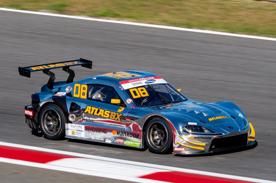 CJ슈퍼레이스 4라운드 슈퍼6000 클래스 결승 경기에서 ‘아트라스비엑스 모터스포츠’ 최명길 선수 차량이  역주하고 있다. 사진=한국타이어