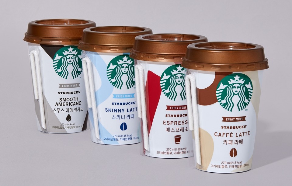 동서식품(대표 이광복)은 10월 말부터 생산되는 스타벅스 컵 커피 제품에 재활용이 가능한 종이 빨대를 도입한다고 밝혔다. 사진=동서식품