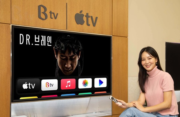 SK브로드밴드를 통해 Apple TV 4K를 구입, 설치한 고객이 콘텐츠를 즐기고 있다. 고객은 B tv 앱을 통해 실시간 채널, VOD 서비스를 즐기거나 Apple TV+, 웨이브 등 다양한 동영상 서비스도 이용할 수 있다. 사진=SK브로드밴드